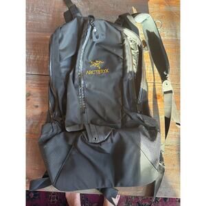 Arc’teryx Arro 22L Waterproof black Backpack Hiking